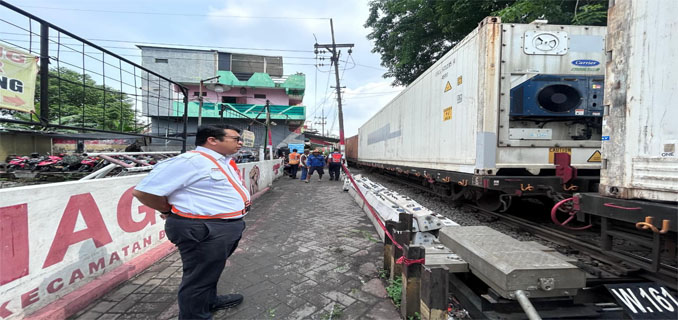 KA Barang Aksa Cargo Anjlok di Stasiun Pasar Turi, Perjalanan Kereta Terganggu