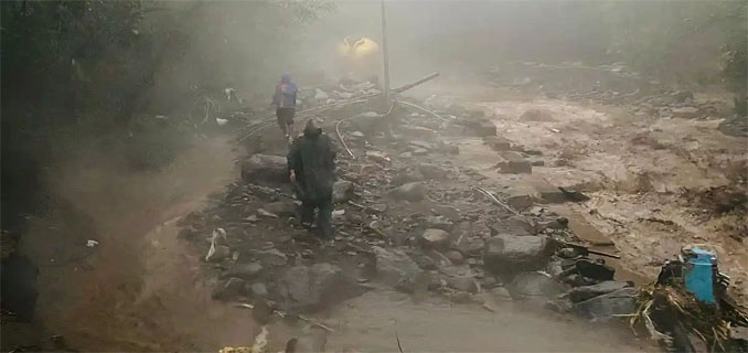 Detik-detik Mencekam Banjir Bandang Kawasan Wisata Kolam Air Panas