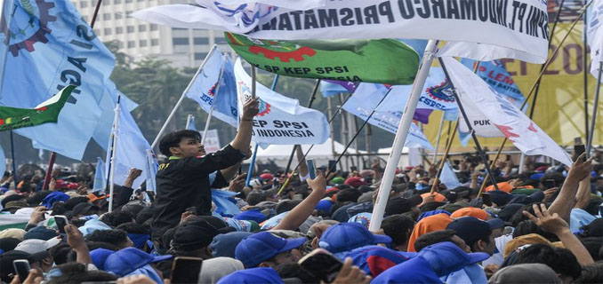 Situasi Demo Buruh di Kawasan Monas, Tuntut Revisi UMP Jakarta dan Jabar