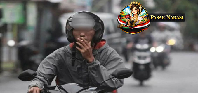 Korban Pengendara Merokok Hingga Nyaris Dilindas Truk